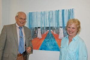 SECUMAR-Chef Jan-Ulrich Bernhardt (links) hat Künstlerin Renate Möller und ihre Bilder in seinen Räumen zu Gast.